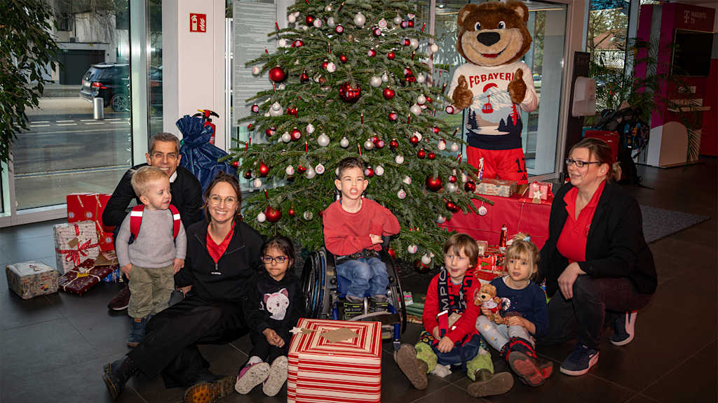 Michael Diederich mit Kindern der Pfenningparade unter dem Weihnachtsbaum