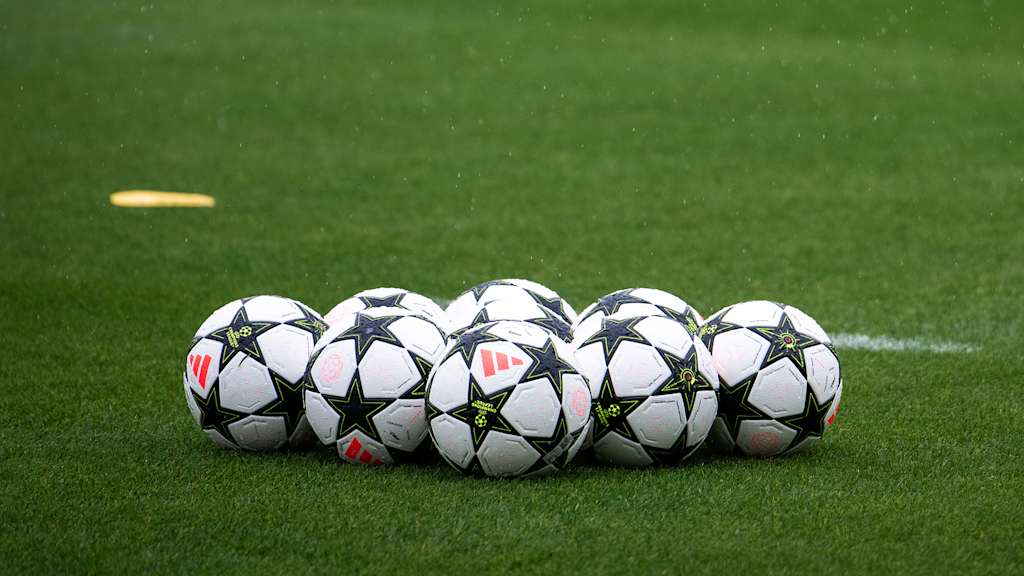 Champions League-Bälle auf dem Rasen am Trainingsgelände des FC Bayern
