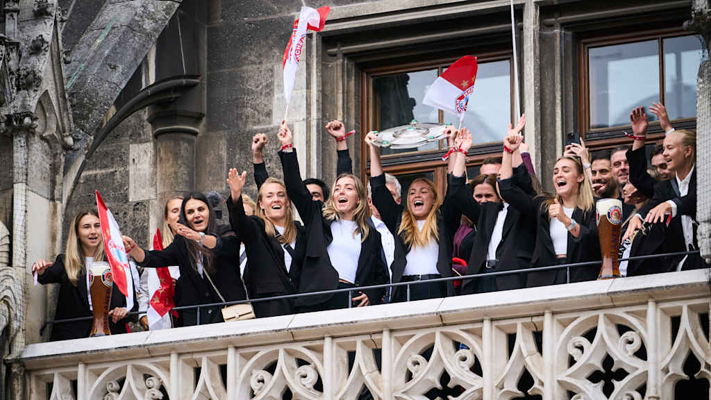Die FCB-Frauen auf dem Rathausbalkon zum Meisterinnen-Empfang im Mai 2024.