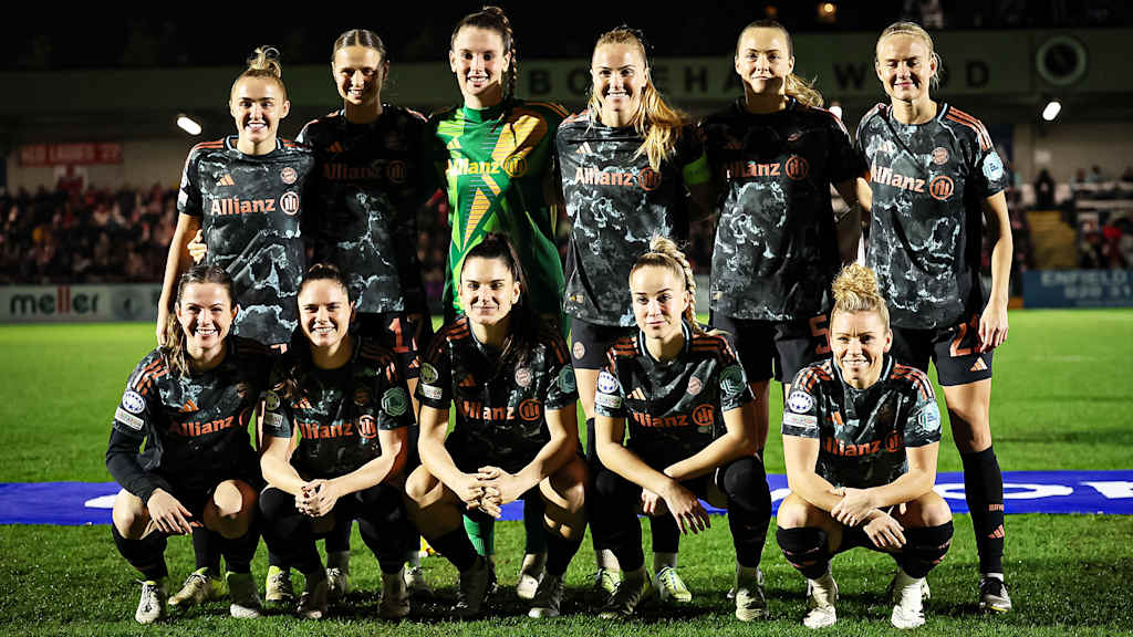 Team photo before FC Bayern Women's away match at Arsenal