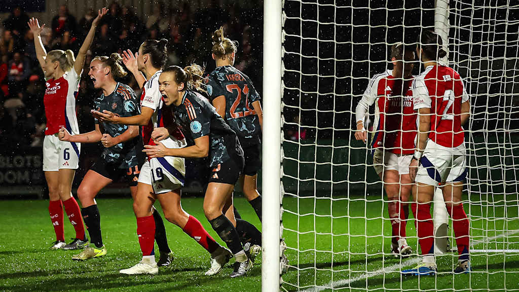 Magdalena Eriksson celebrates in FC Bayern Women's away match at Arsenal