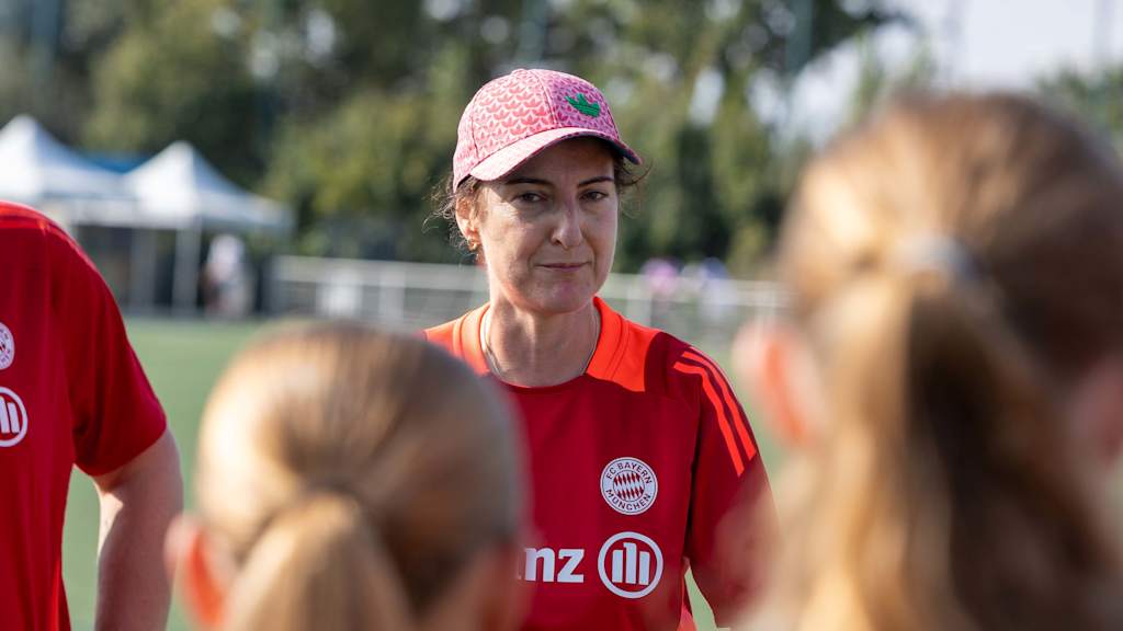 Ivon Karras, Cheftrainerin der U15-Juniorinnen, während einer Trainingseinheit mit ihrer Mannschaft.