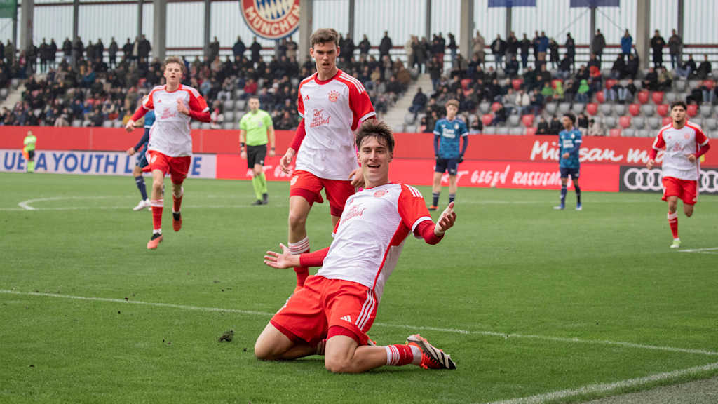 Die FC Bayern U19 bejubelt ein Tor in der UEFA Youth League gegen Feyenoord Rotterdam