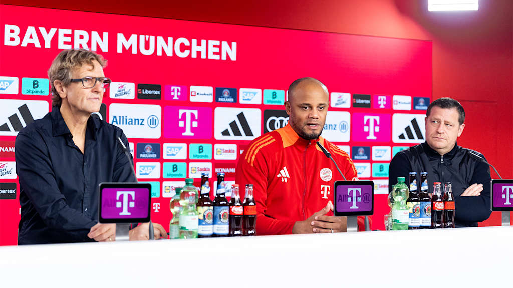Dieter Nickles, Vincent Kompany y Max Eberl hablan con la prensa antes del partido en casa del Leipzig