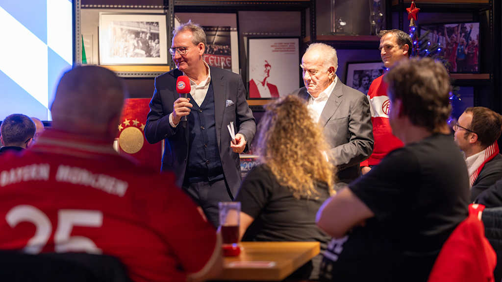 El Prof. Dr. Dieter Mayer interviene en el quiz de socios del FC Bayern.