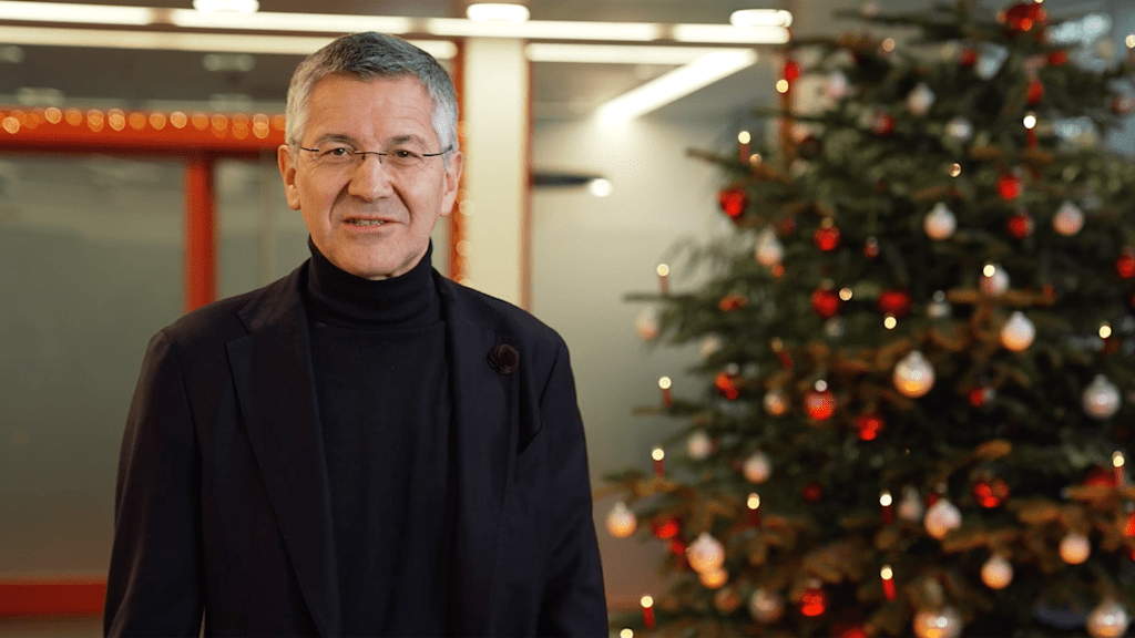 Herber Hainer spricht im Service Center des FC Bayern vor einem Weihnachtsbaum