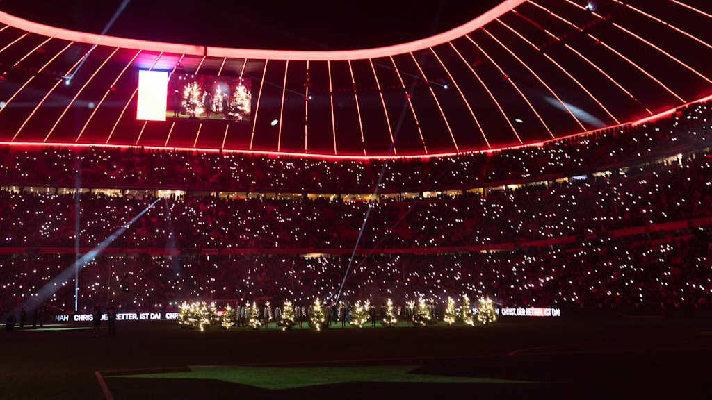 Nach dem letzten Heimspiel gegen Leipzig singen die Menschen in einer ergreifenden Atmosphäre in der Allianz Arena Stille Nacht, Heilige Nacht