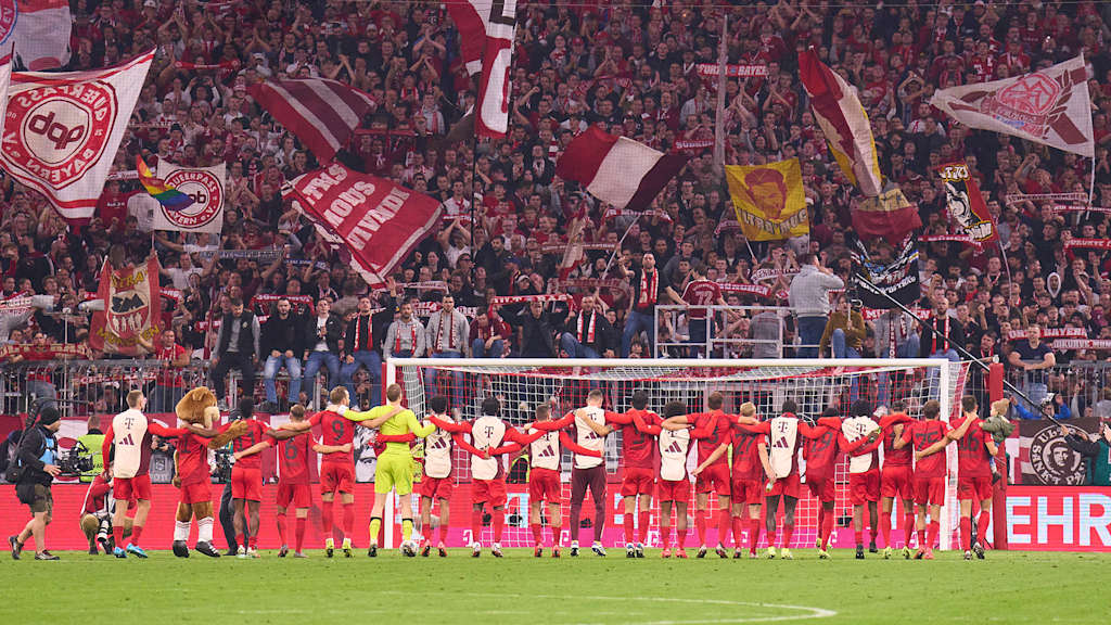 Los jugadores del FC Bayern celebran junto a los aficionados del FC Bayern después de un partido en el Allianz Arena.