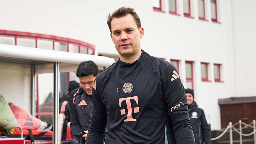 Manuel Neuer kommt aus der Kabine des FC Bayern an der Säbener Straße.