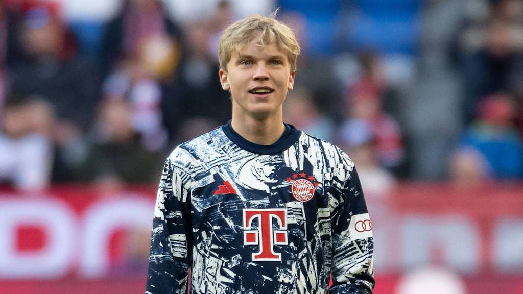 Frans Krätzig beim Aufwärmen vor einem Heimspiel des FC Bayern in der Allianz Arena.