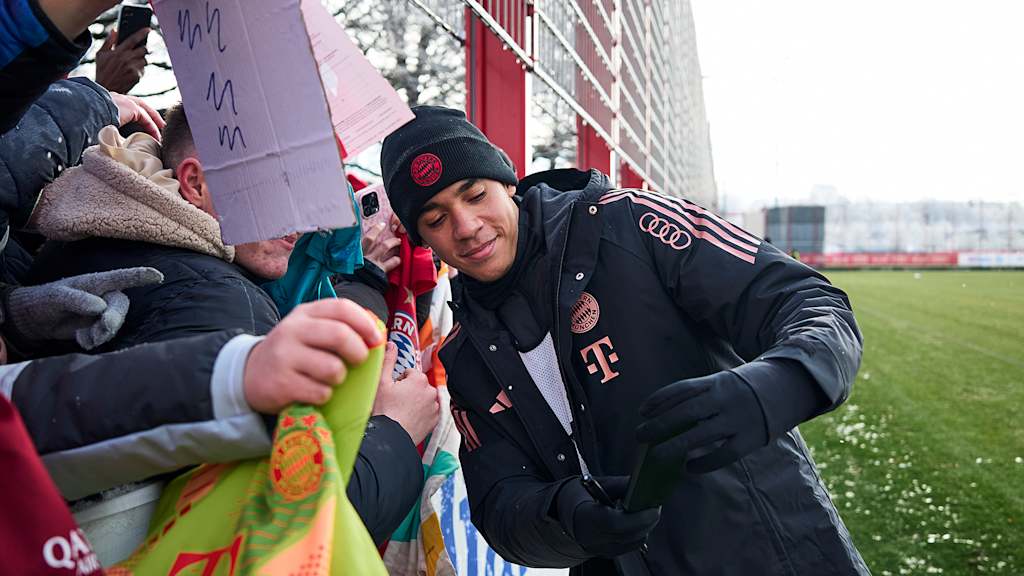 Jamal Musiala schreibt Autogramme nach dem Training des FC Bayern