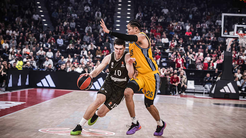 Ivan Kharchenkov (l.) beim EuroLeague-Heimsieg des FC Bayern im Duell mit Berlins Elias Rapieque