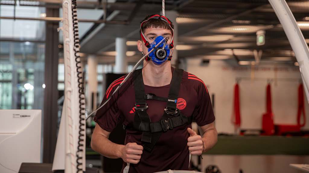 Ljubo Puljić rennt auf dem Laufband im Zuge der Leistungsdiagnostik am FC Bayern Campus.