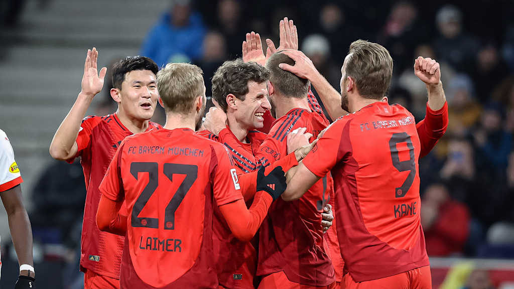 FC Bayern-Spieler jubeln nach einem Tor im Freundschaftsspiel beim FC Red Bull Salzburg
