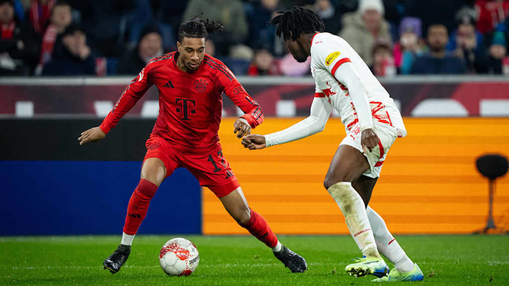 Michael Olise am Ball im Freundschaftsspiel gegen Red Bull Salzburg.