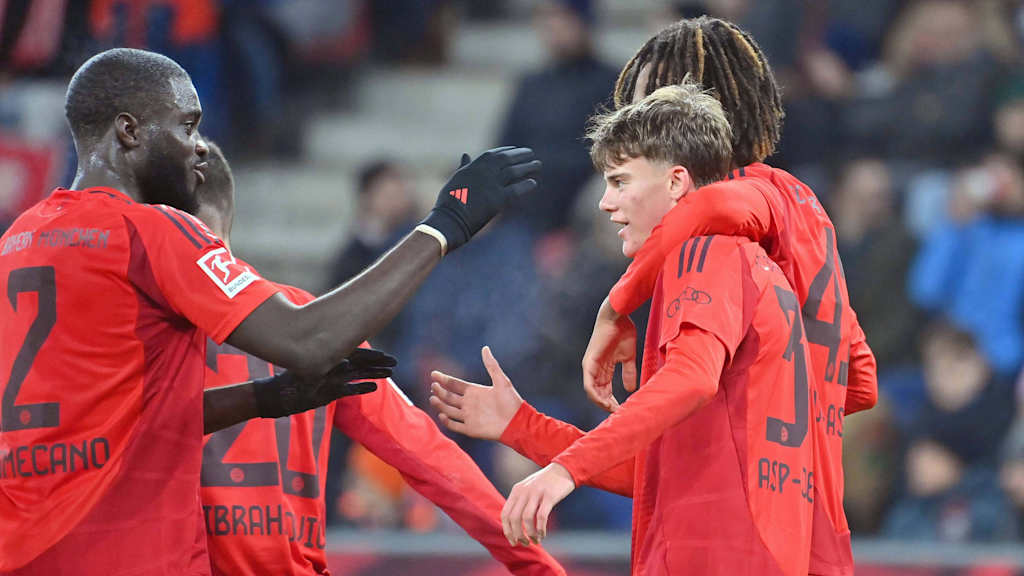 Jonathan Asp Jensen wird nach seinem ersten Tor für die FC Bayern Profis von seinen Mitspielern beglückwünscht.