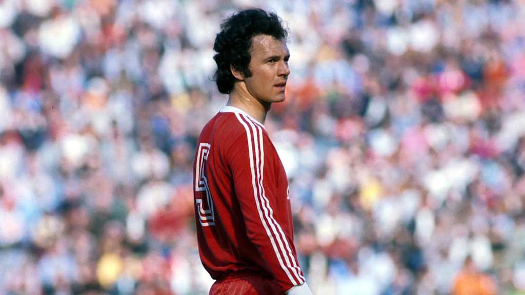 Franz Beckenbauer (FC Bayern München) blickt nachdenklich bei einem Spiel im Münchner Olympistadion
