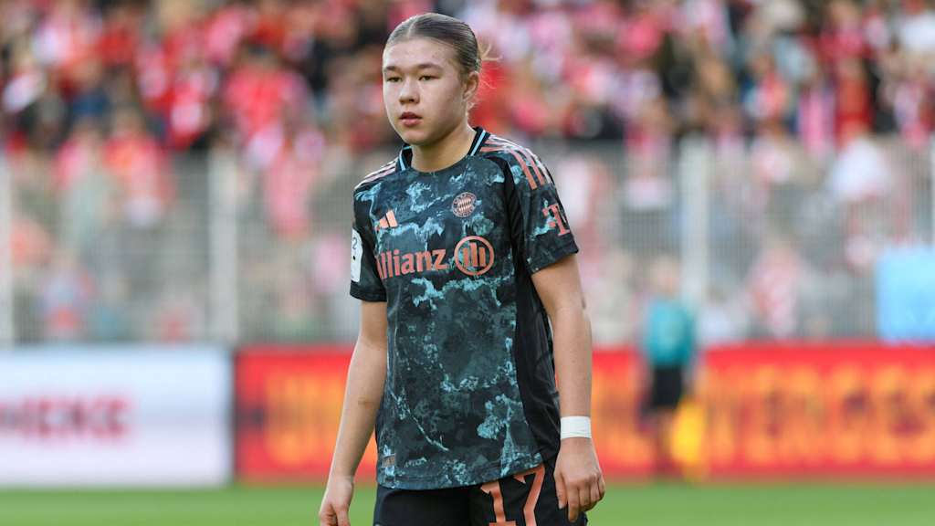 Lisa Karl von der zweiten Mannschaft der FC Bayern Frauen in einem Spiel im Auswärtstrikot auf dem Platz stehend
