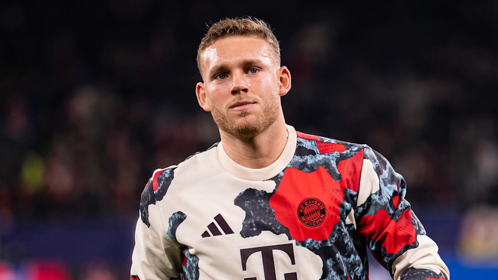 Daniel Peretz calienta antes de un partido del FC Bayern