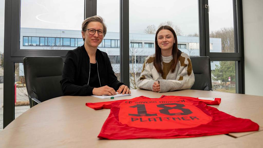 Maria Plattner bei der Vertragsunterschrift beim FC Bayern neben Nachwuchskoordinatorin Nathalie Bischof.