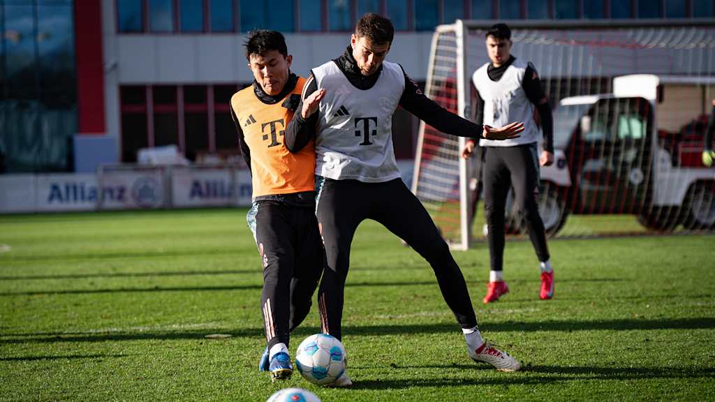 Minjae Kim und Leon Goretzka im Zweikampf um den Ball im Training des FC Bayern