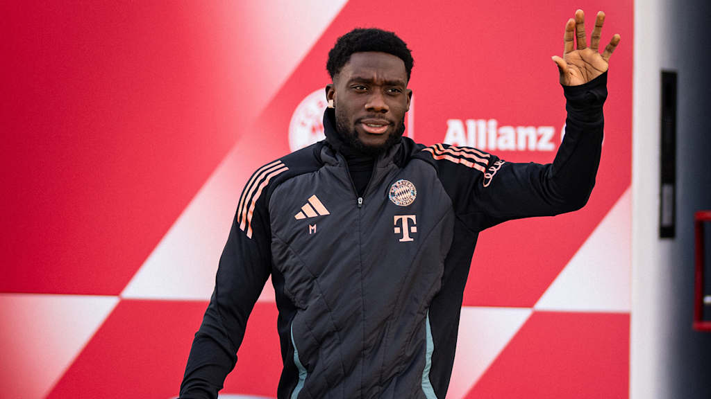 Alphonso Davies kommt aus der Kabine des FC Bayern und winkt