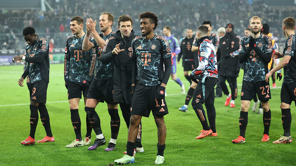 FC Bayern players celebrate after the win against Mönchengladbach