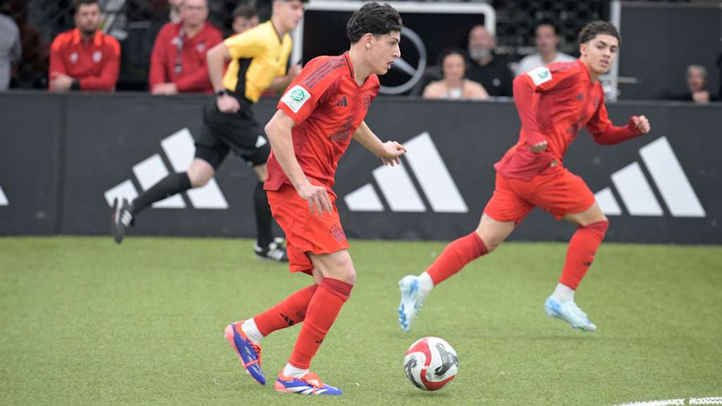 Deniz Ofli, Außenverteidiger der FC Bayern U19, dribbelt beim Mercedes-Benz JuniorCup.
