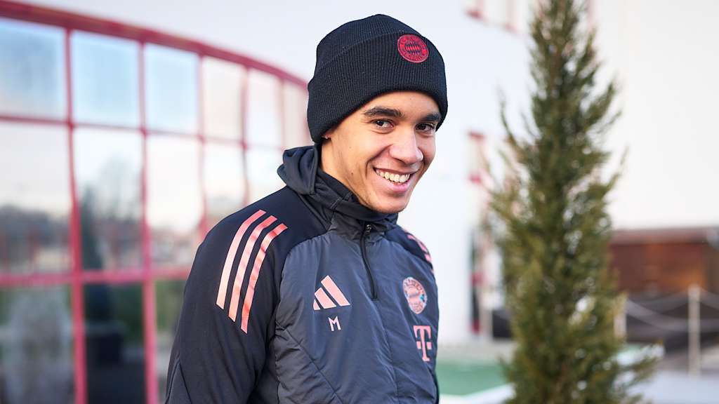 Jamal Musiala lächelt in die Kamera beim Herauskommen aus der Kabine des FC Bayern