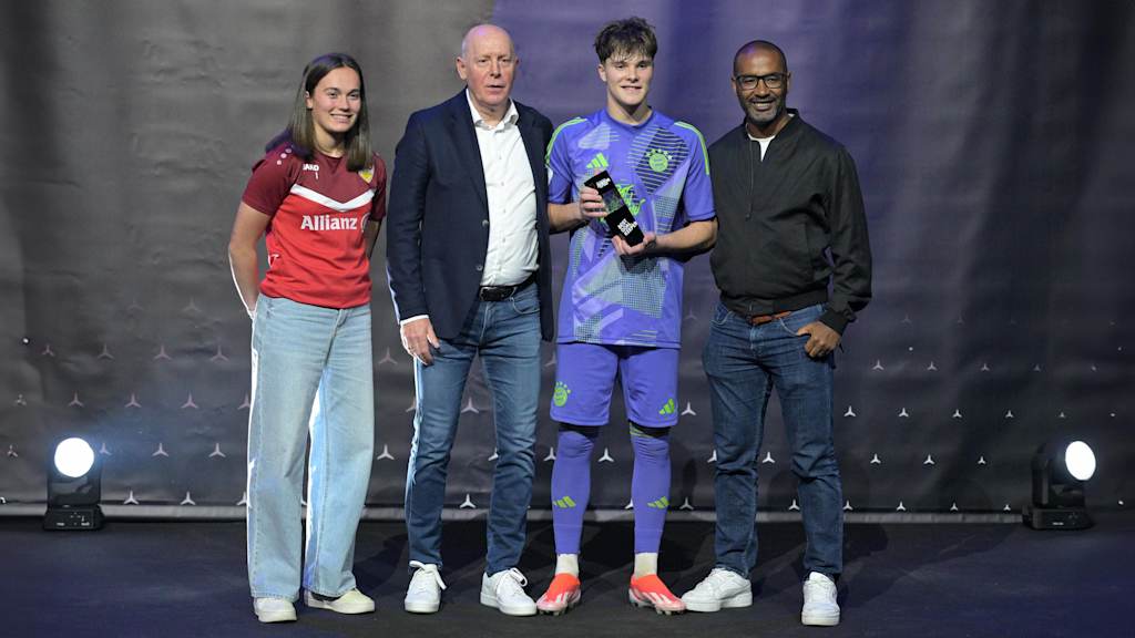 Leon Klanac, Torhüter der FC Bayern U19, erhält die Auszeichnung als bester Torhüter