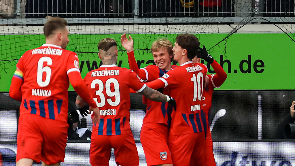 Frans Krätzig, Leihspieler des FC Bayern, wird nach seinem Tor von seinen Mitspielern gefeiert.