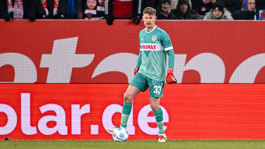 Alexander Nübel, Leihspieler des FC Bayern, im Spiel beim FC Augsburg für den VfB Stuttgart am Ball.