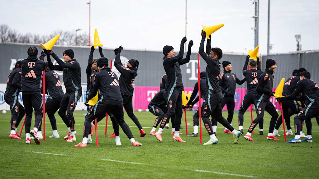 Die Spieler des FC Bayern spielen mit Hütchen im Training des FC Bayern