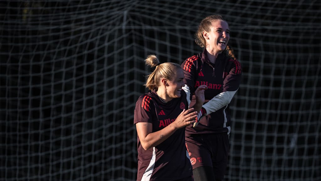 Georgia Stanway Ena Mahmutovic FC Bayern Women Training