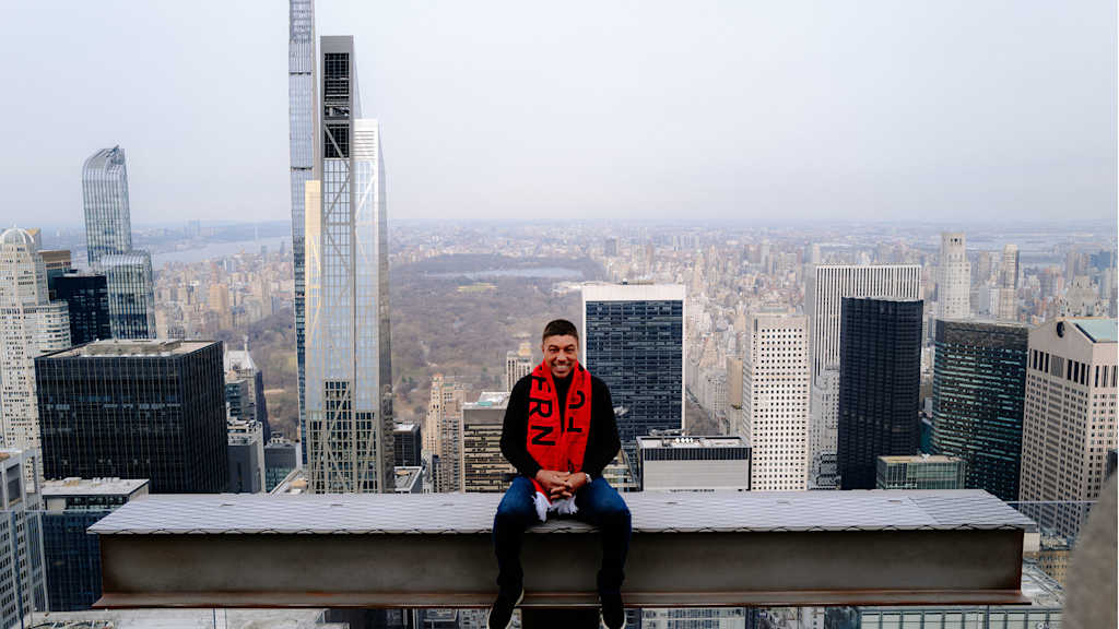 Giovane Elber sitzt vor der atemberaubenden Skyline von New York