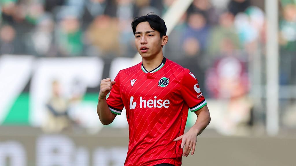 Hyunju Lee, Leihspieler vom FC Bayern, blickt im Hannover Trikot nach vorne.
