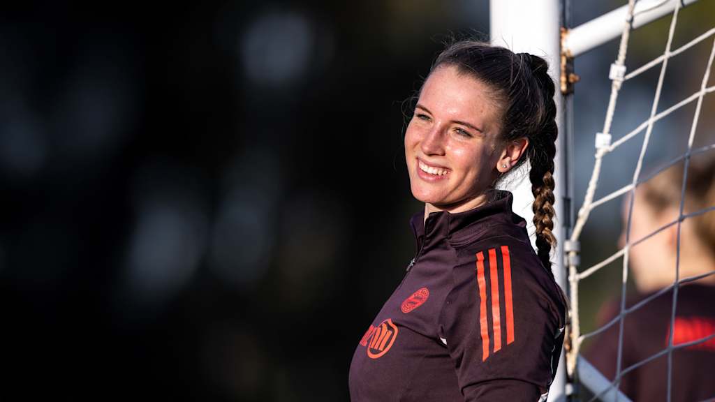 Ena Mahmutovic of FC Bayern Women smiling in goal
