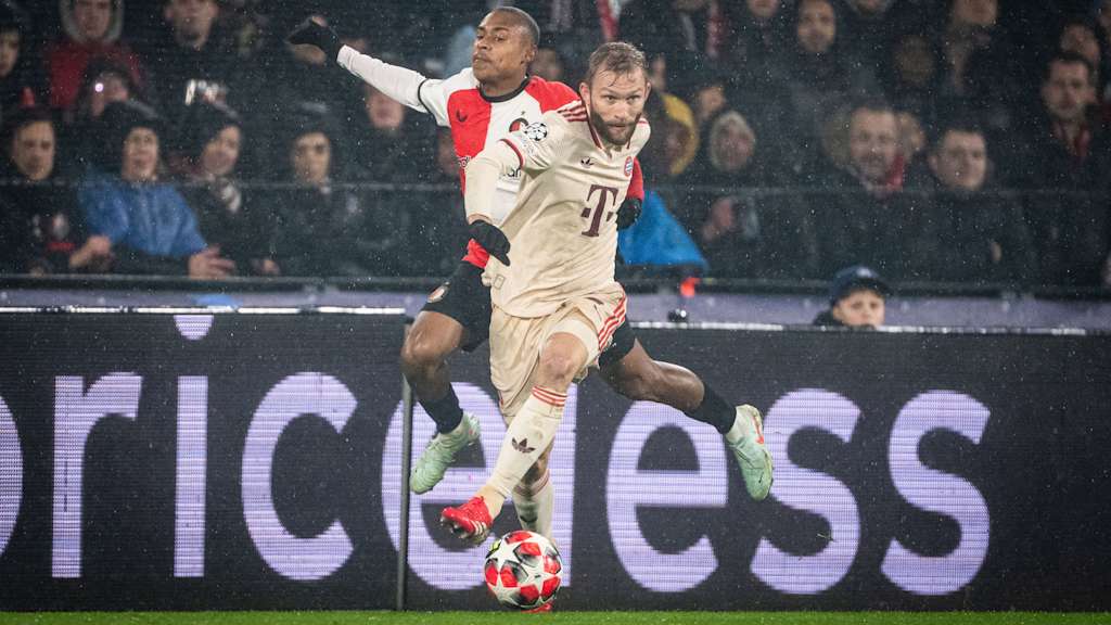 Konad Laimer m Zweikampf im Spiel zwischen FC Bayern und Feyenoord Rotterdam