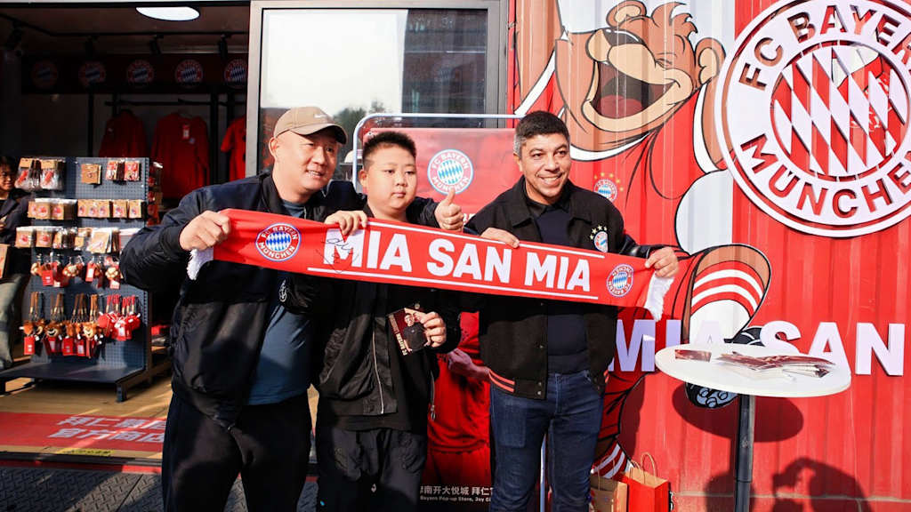 FC Bayern legend Giovane Élber in China with fans