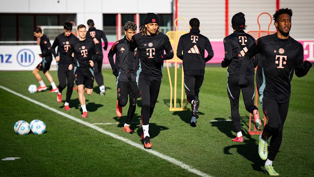 Leroy Sane, Adam Aznou und weitere Spieler des FC Bayern laufen sich warm im Training