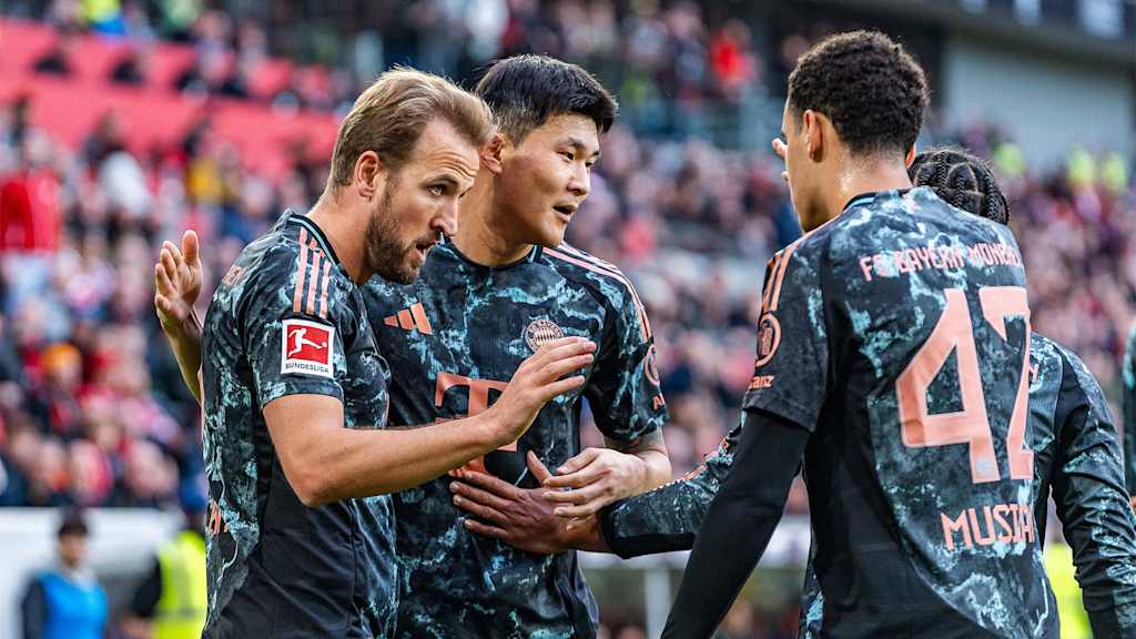 Kane, Kim und Musiala jubeln gemeinsam nach dem Führungstor der Bayern in Freiburg
