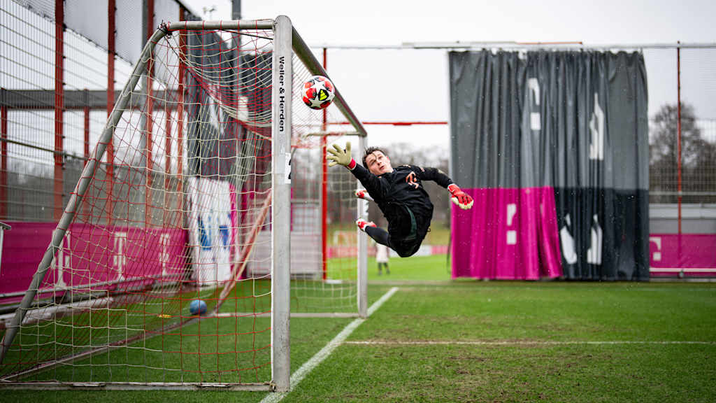 Jonas Urbig in his first training session with FC Bayern at Säbener Straße.