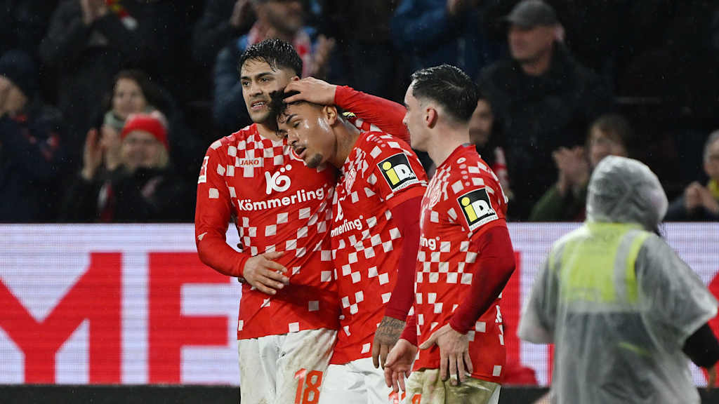 Armindo Sieb feiert nach seiner Torvorlage mit seinen Teamkollegen vom FSV Mainz 05.