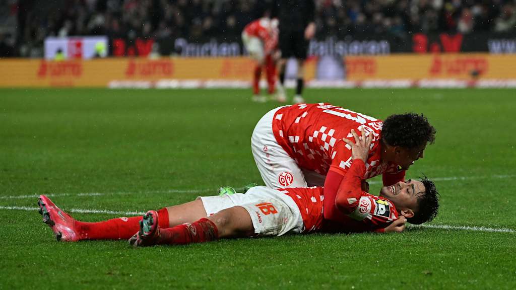 Armindo Sieb und Nadiem Amiri jubeln, nachdem der FSV Mainz 05 zum 2:0 gegen den VfB Stuttgart getroffen hatte.
