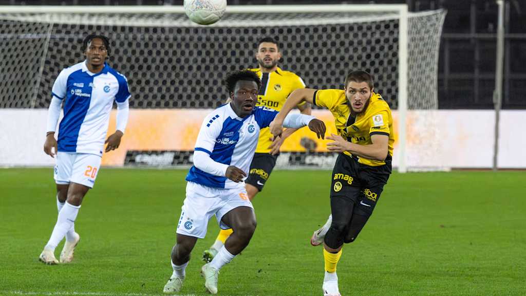 Nestory Irankunda von Grasshoppers Club Zürich im Zweikampf mit einem Spieler der Young Boys Bern.