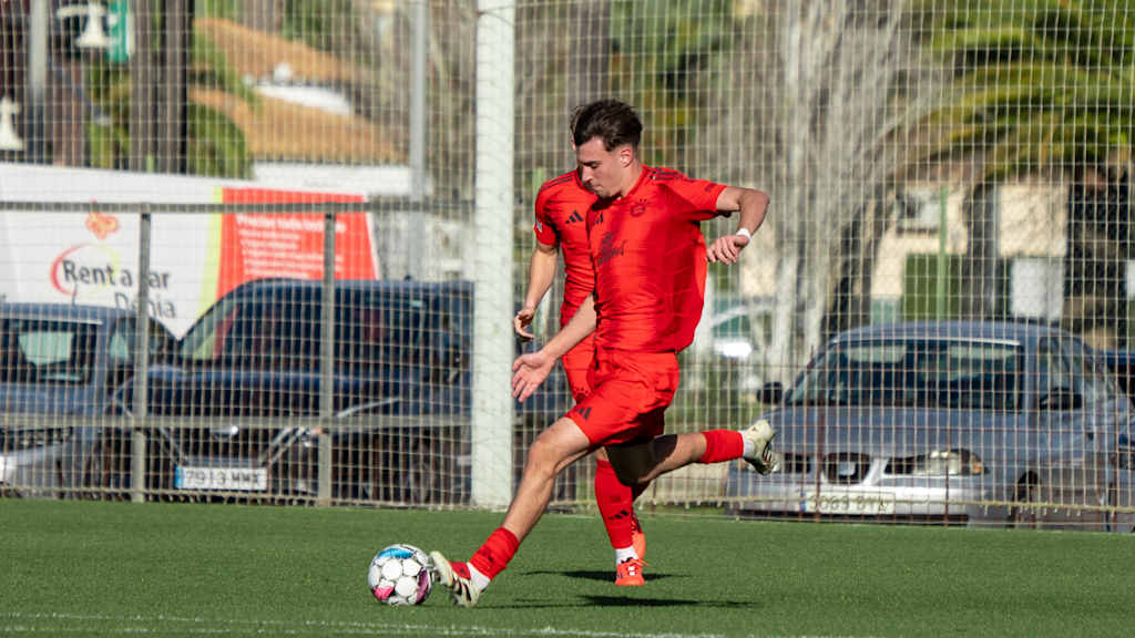 Javier Fernández im Testspiel in Spanien am Ball.