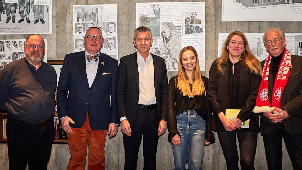 Group photo with Deacon Frank Schleicher, Uwe Dziuballa, FC Bayern president Herbert Hainer, Regina Rockinger, presenter Mara Pfeiffer and Eberhard Schulz (from left).