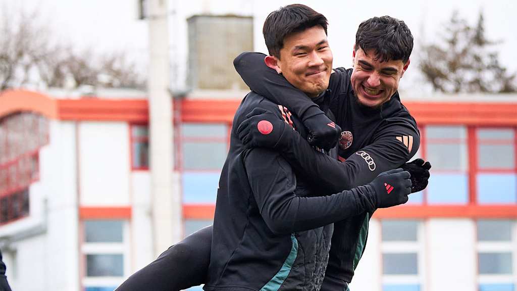 Aleksandar Pavlovic drückt Minjae Kim im FC Bayern-Training vor Kiel-Heimspiel.