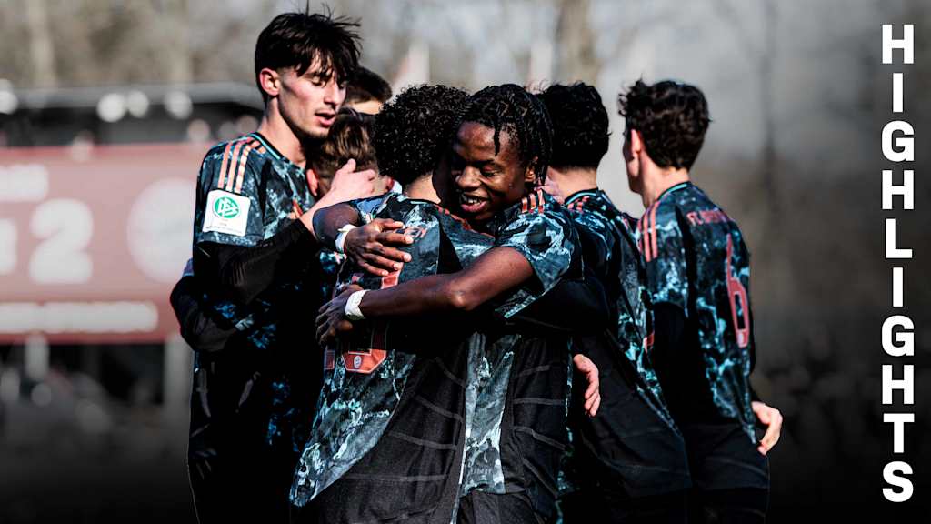 Die FCB-U19 jubelt nach einem Tor im Spiel in Köln.