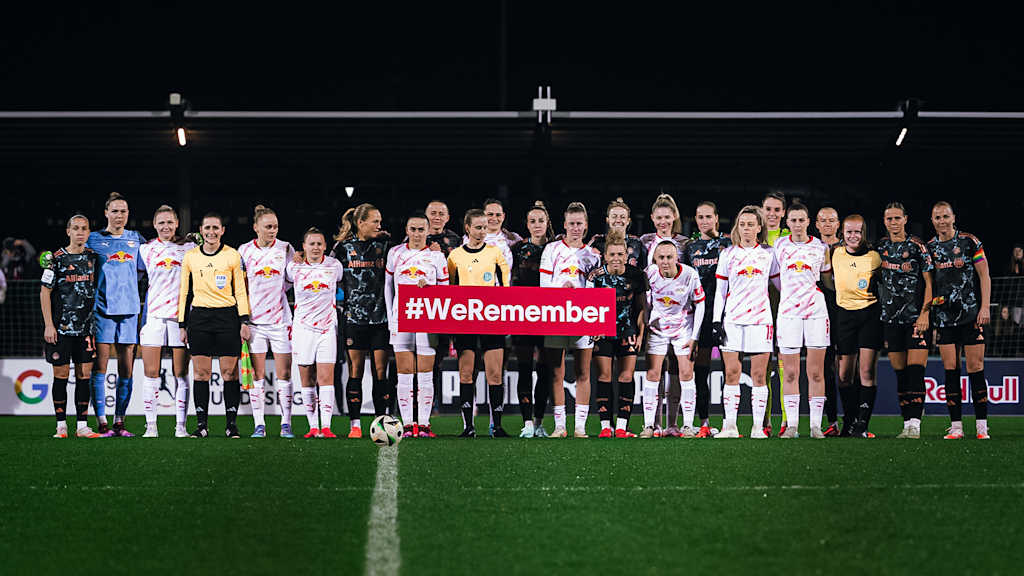 Teams with banner before FC Bayern Women's match at RB Leipzig